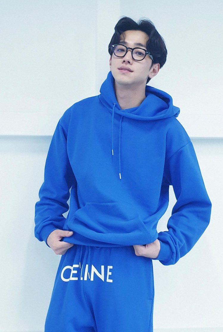 韓國模特兒南潤壽演繹CELINE棉質運動服。圖／CELINE BY HEDI SLIMANE提供