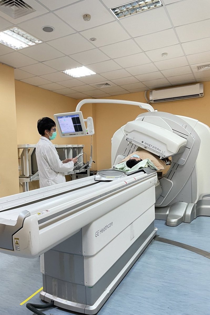 患者接受釔90體內放射治療，在台中榮總住院檢查。圖／台中榮總提供