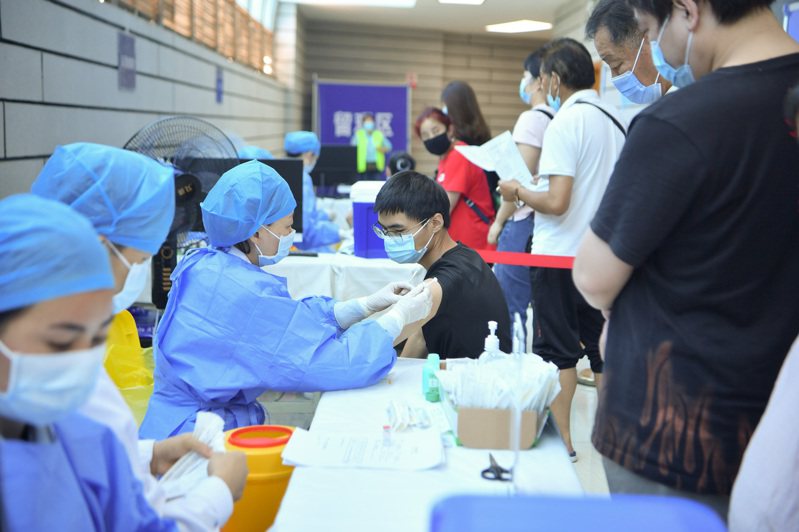 圖為日前大陸雲南昆明市民眾接種新冠疫苗。中新社