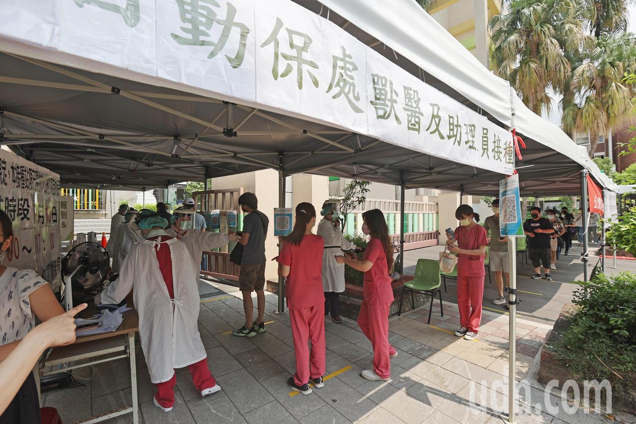 台北市動保處在關渡國中開設疫苗接種站，為獸醫及其助理人員施打莫德納疫苗。記者許正宏／攝影