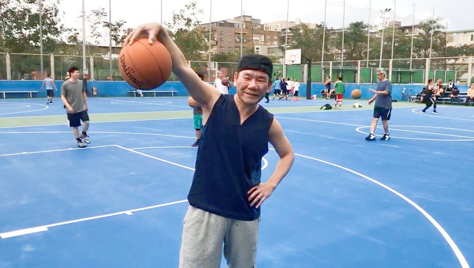 趙傳從年輕就熱衷打籃球，宅家防疫偷運球被鄰居關切。圖／旋風音樂提供
