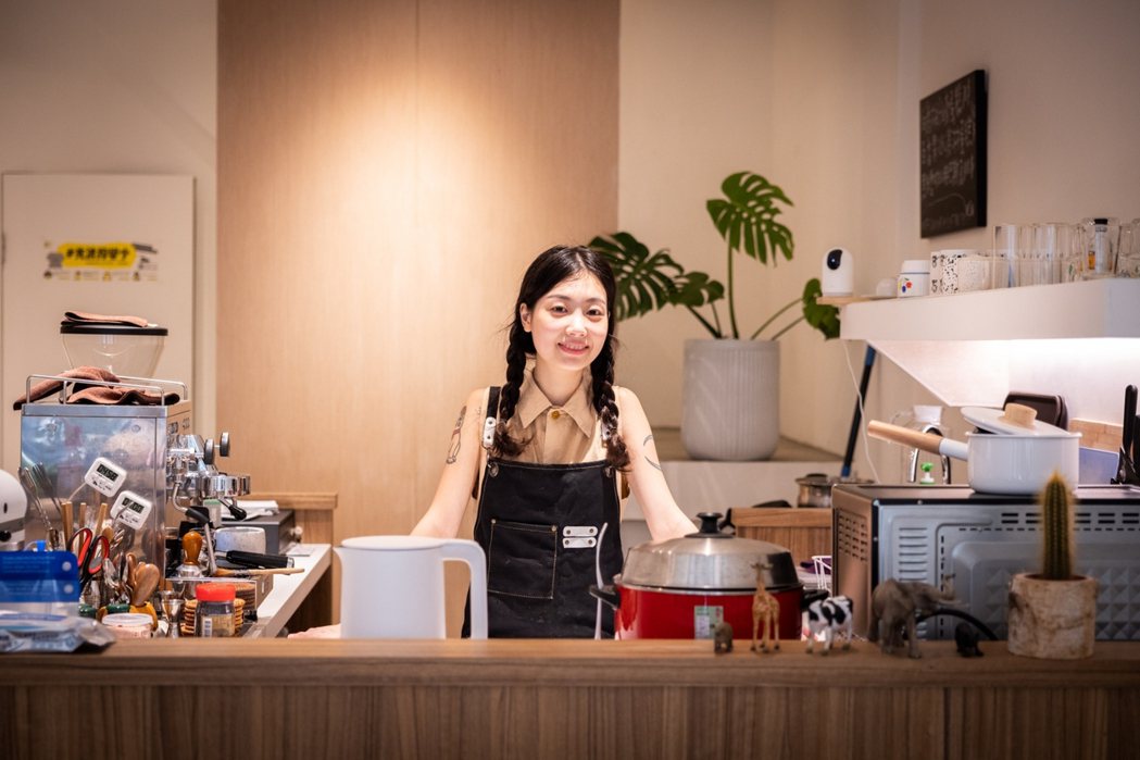 「旺旺屋Café」的店主「晶晶」，還沒滿28歲的她是第一次創業，打造一處對寵物友...