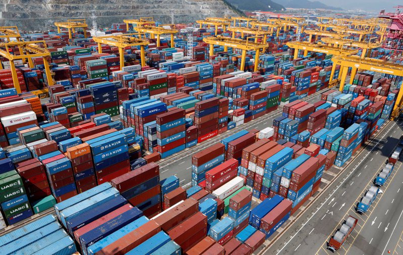 由於難以取得貨櫃，南韓企業甚至考慮用漁船送貨。路透