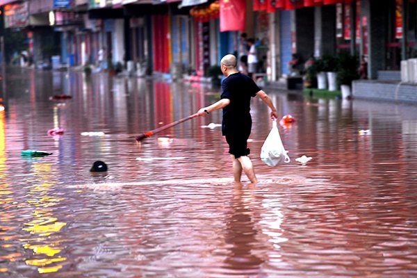 7月10日，在四川省巴中市通江縣壁州街道，志工在洪災現場清除垃圾。人民視覺