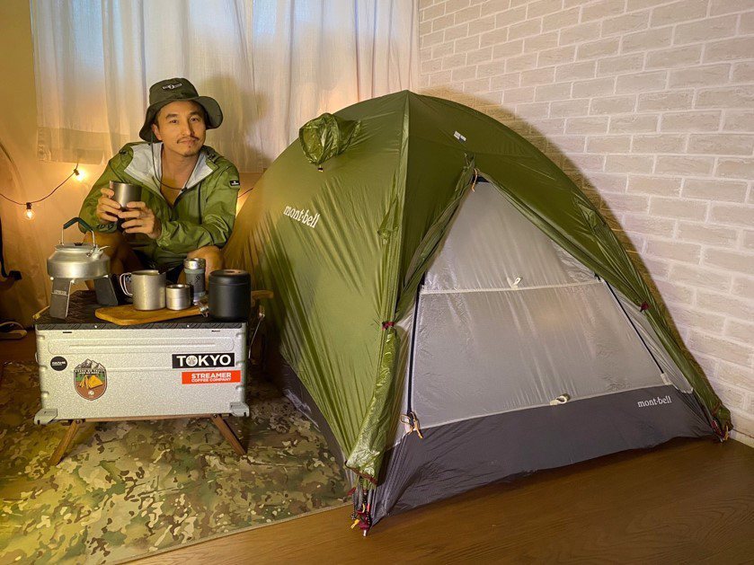 王少偉示範在家也可以享受露營的樂趣。圖／建印娛樂提供