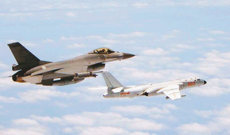 圖為我空軍F-16戰機（左）監控共機。圖／國防部提供