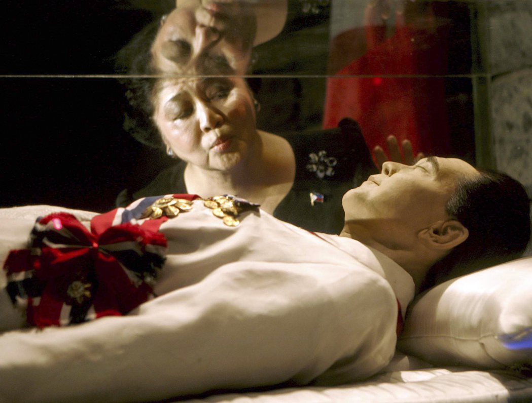圖為2005年，菲律賓前第一夫人隔著玻璃館親吻其丈夫馬可仕。 圖／美聯社
