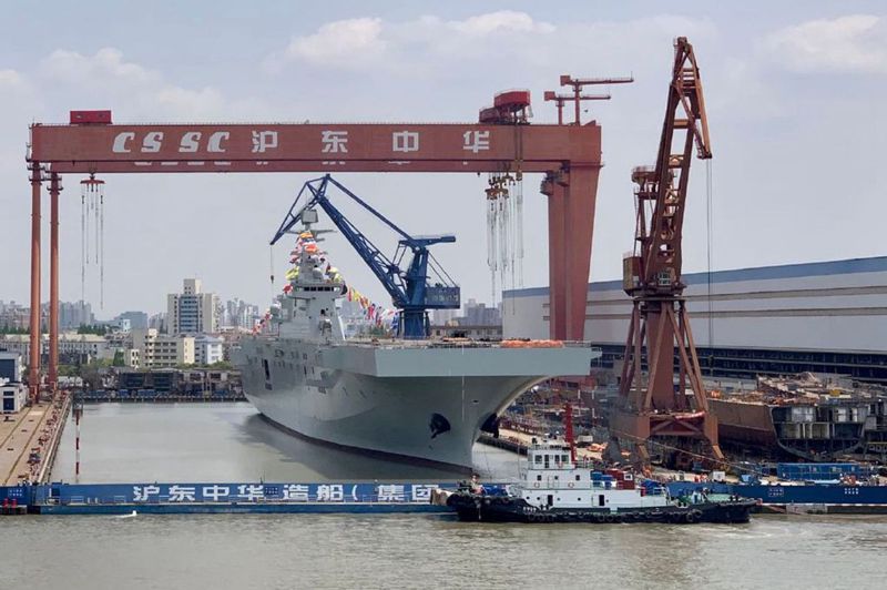 在滬東中華造船廠船塢內的075二號艦。圖／取自網路