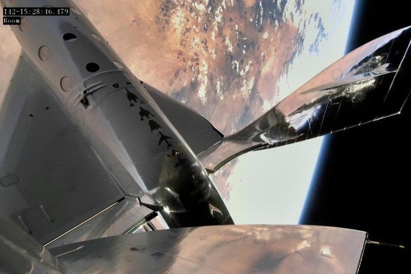 維珍銀河的「團結號」太空船在美國新墨西哥州上方試飛。法新社