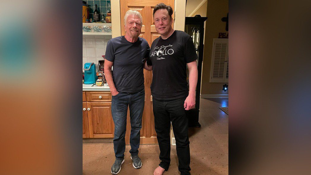 維珍銀河創辦人布蘭森（左）在廚房與SpaceX的創辦人馬斯克（右）合影。（取自網...
