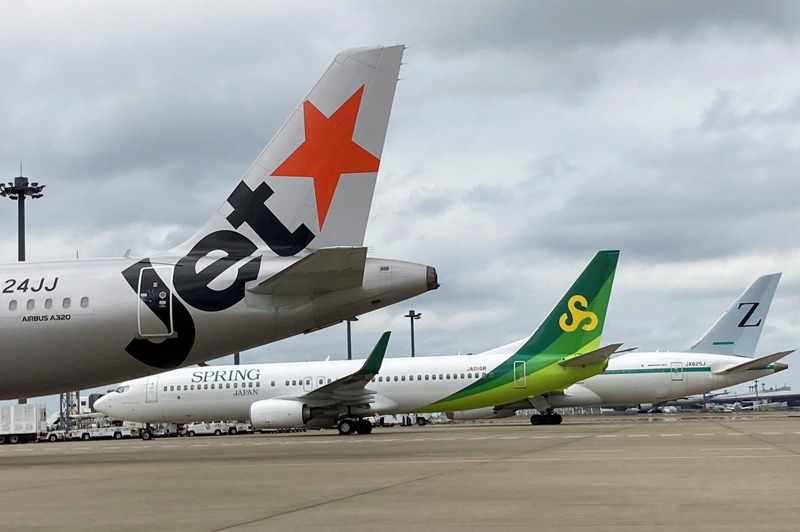 日本航空旗下的三家廉價航空公司飛機，左起捷星日本、春秋日本、ZIPAIR TOKYO。路透