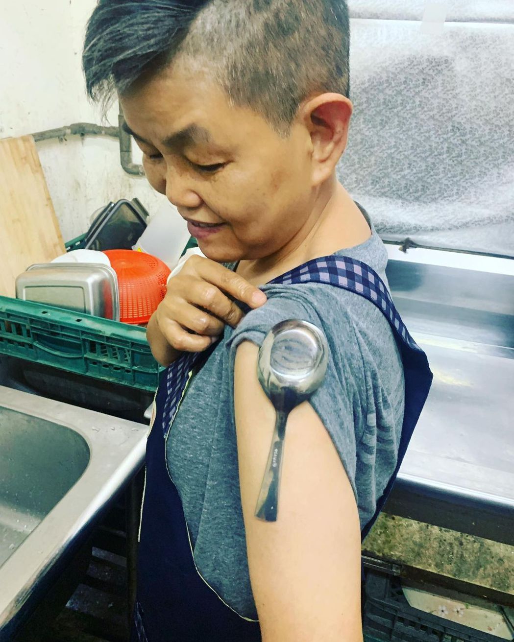 賴銘偉見著媽媽打完疫苗的手臂吸住鐵製餐具，相當驚喜。圖／摘自IG