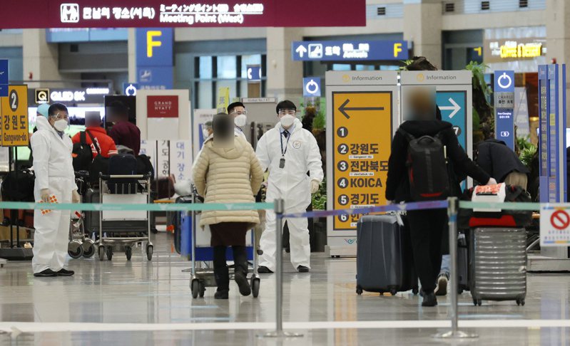 南韩仁川国际机场官员今年2月穿着防护衣导引旅客。欧新社(photo:UDN)