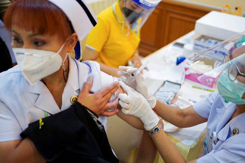 泰國中部龍仔厝府一名醫護人員2月接種科興疫苗。（路透）