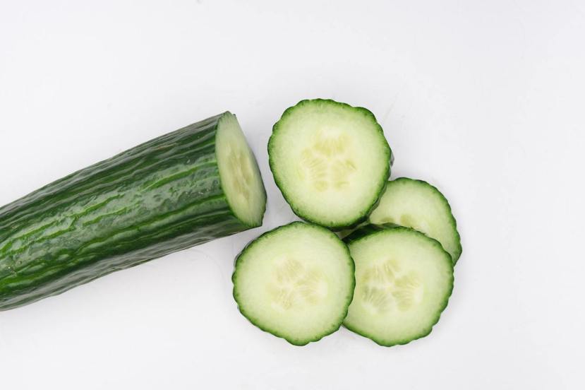 夏天多吃小黃瓜，可以補水止渴，若要減肥的人，建議將小黃瓜汆燙後再食用，也可以製成...