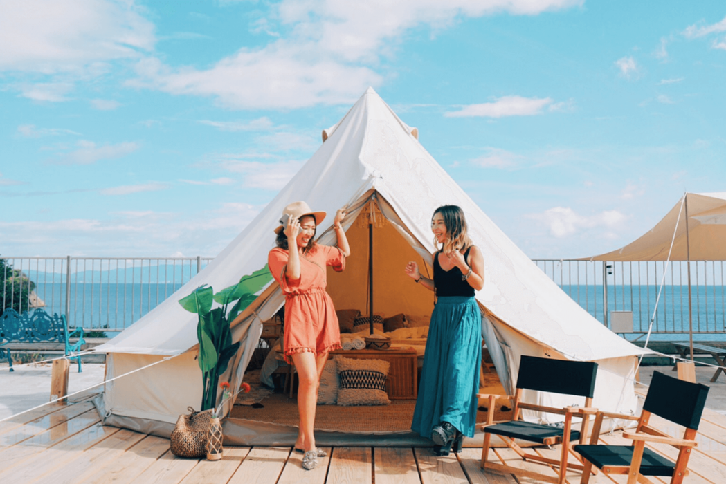 2019年開幕的Vessel Oochi，藍色大海、白色帳篷成為人氣露營景點。 ...