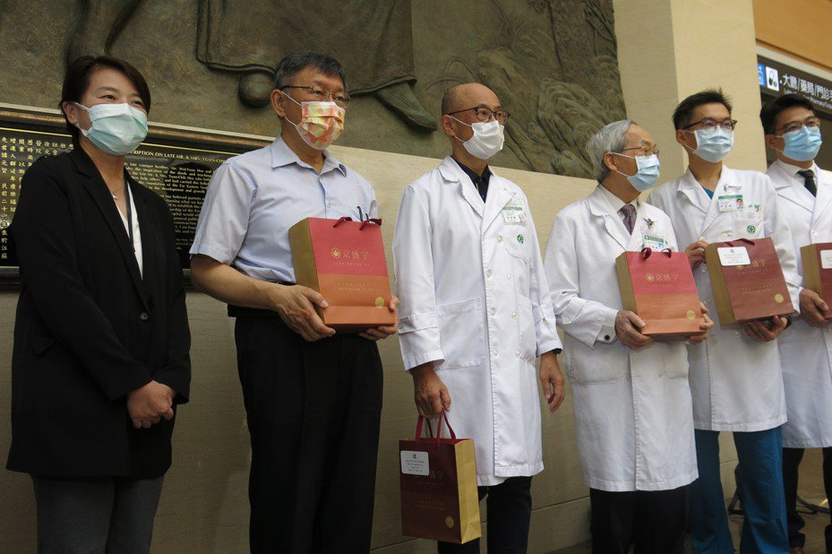 台北市長柯文哲（左2）今日前往新北亞東醫院，感謝醫院團隊支援台北市PCR檢測工作。記者李成蔭／攝影