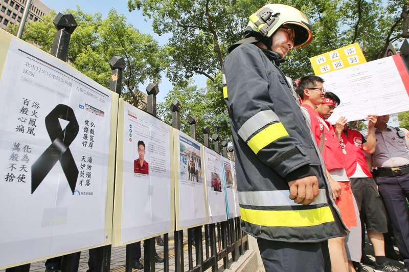 從2014年徐國堯走上街頭，再到今年喬友大火，消防員籌組工會之路仍遙遙無期。圖為敬鵬大火消防員遊行表達爭取權益訴求。圖／聯合報系資料照片