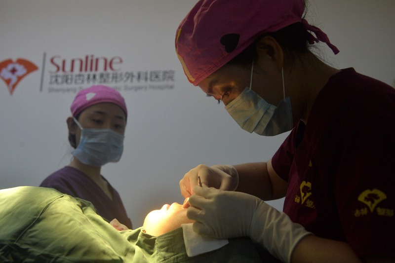 中國大陸遼寧省瀋陽市一位醫師正為一位女大學畢業生動眼部醫美手術。中國大陸民間對整型手術的態度正在產生變化，1996年後出生的Z世代已不視整容為一種忌諱。路透／Oriental Image