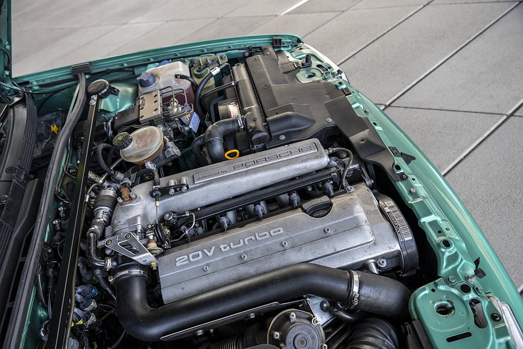 Audi Avant RS2配備2.2L直列五缸引擎、全時四輪驅動和由渦輪增壓所...