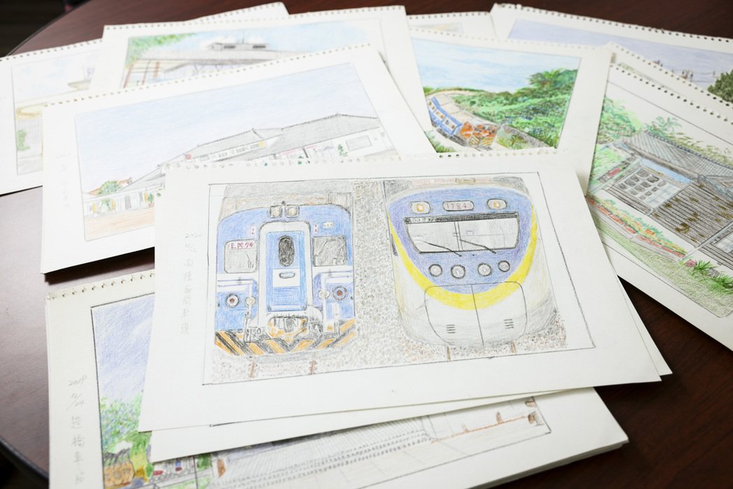 隨著畫的時間長了，劉克襄媽媽如今也能認出許多火車車種。記者王聰賢／攝影