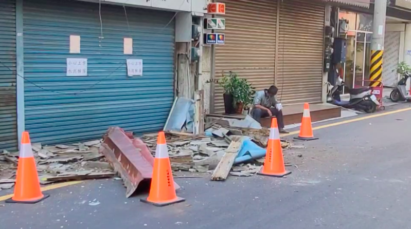 花蓮市有家服飾店圍牆倒塌，鐵片、木板等雜物掉落，警方已放交通錐示警。記者王思慧／翻攝