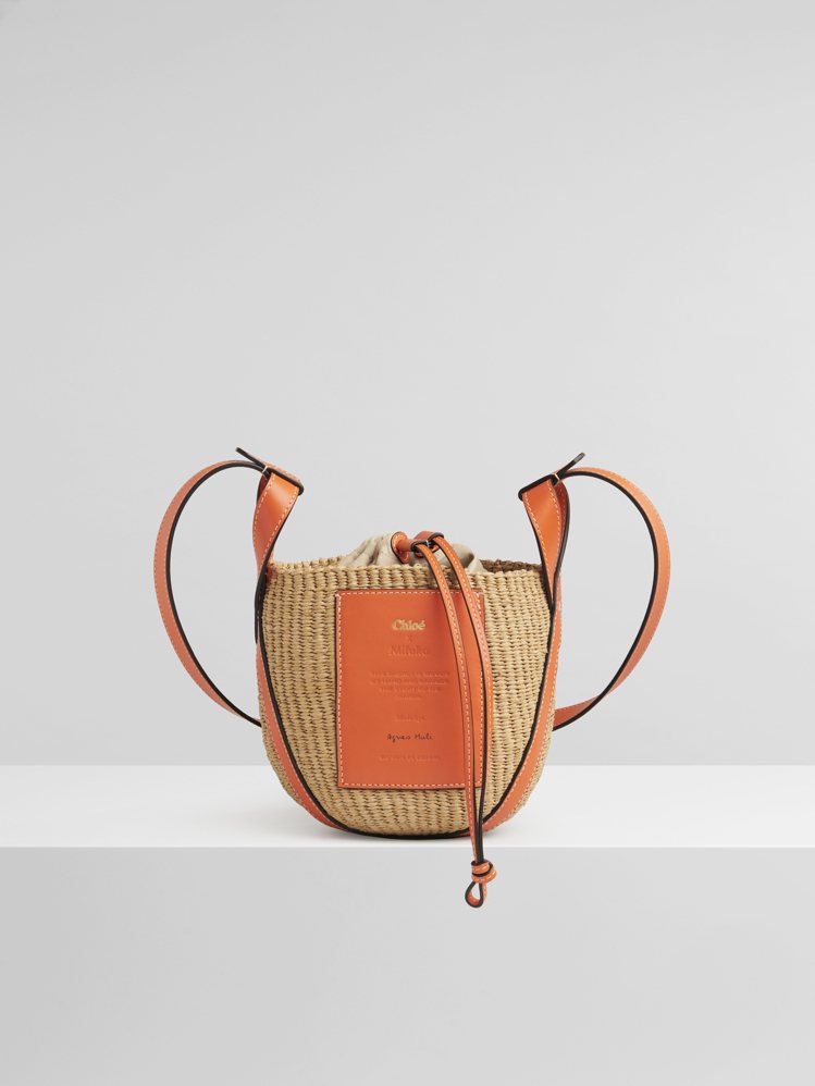 Basket閃耀橘國際公平貿易組織合作編織水桶包，25,100元。圖／Chloé提供