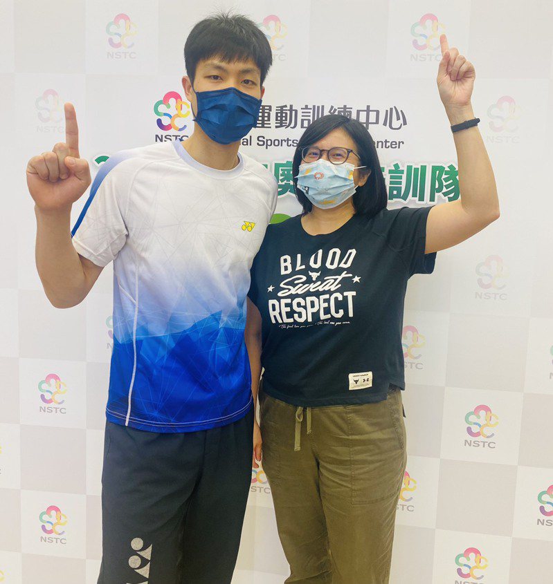 台灣「羽球一哥」周天成（左）與物理治療師高敏珊。圖／國訓中心提供