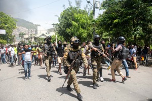 海地警方8日在逮捕兩名涉嫌參與刺殺總統嫌犯後派出多名警力在街上巡邏，阻止暴徒前往關押嫌犯的警察局鬧事。歐新社