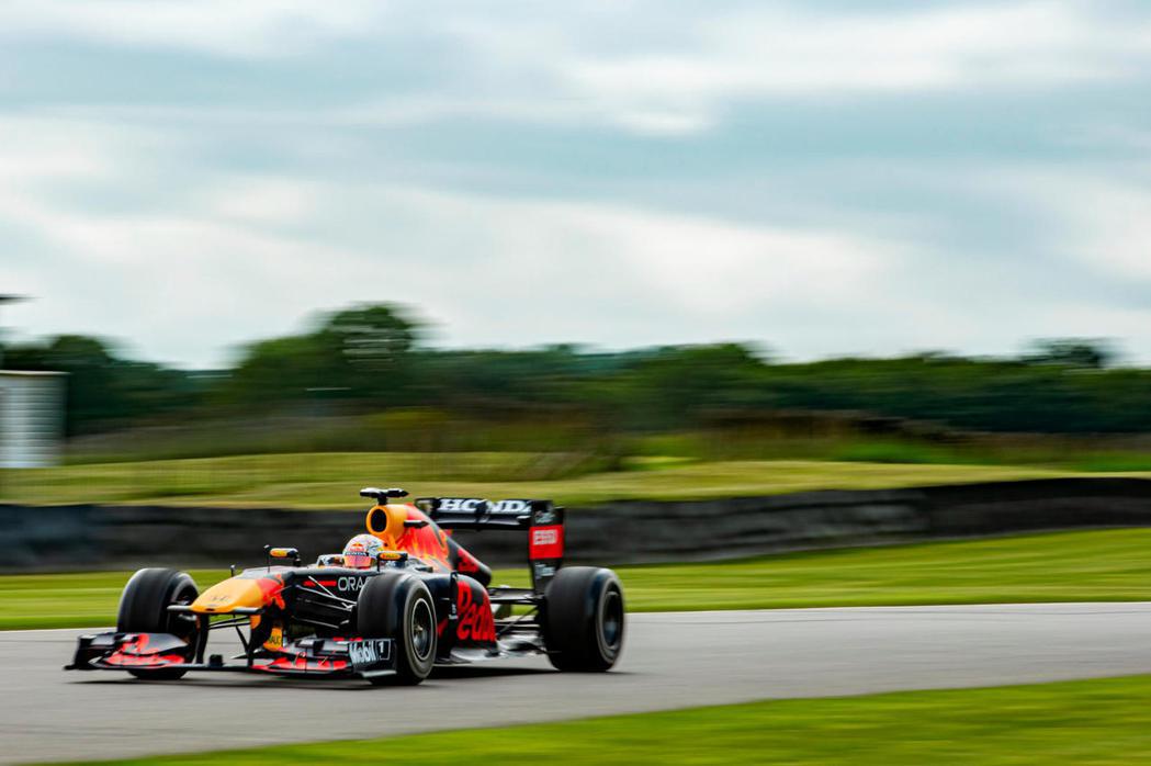 今年表現亮眼的主力車手Max Verstappen開著RB7賽車，在銀石賽道與一...