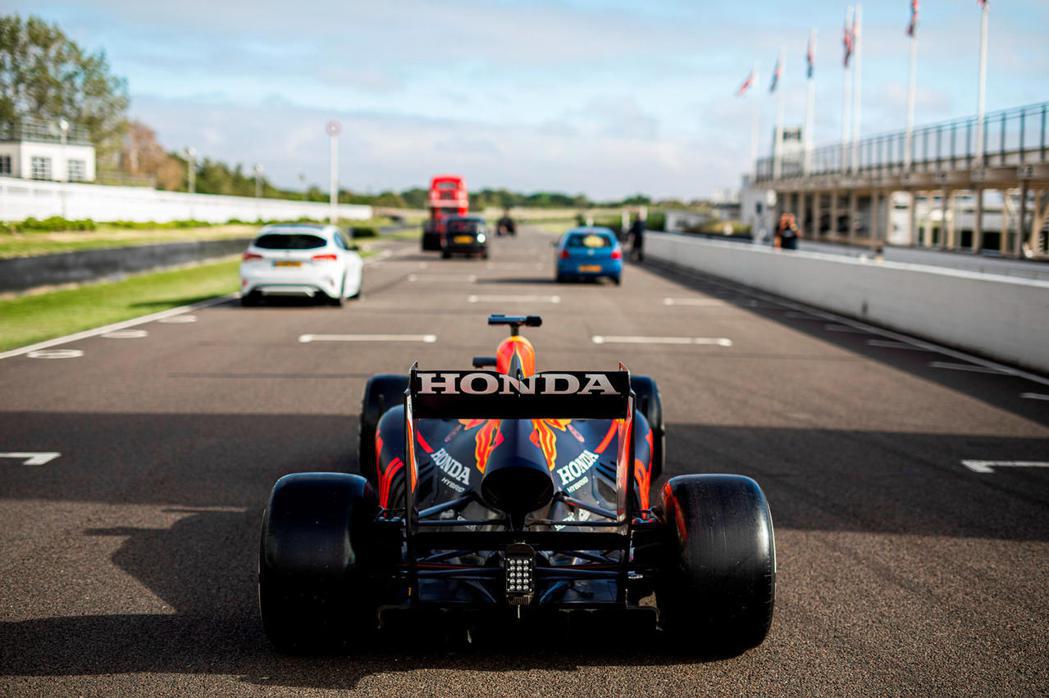 今年表現亮眼的主力車手Max Verstappen開著RB7賽車，在銀石賽道與一連串英國當地的經典車輛進行對抗。 圖／Red Bull Racing提供