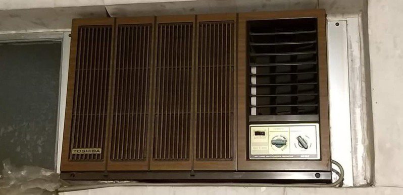 有網友PO出一張古董窗型冷氣的照片，疑惑「不知道吹6到8個小時這代價？」圖／翻攝自爆廢公社公開版