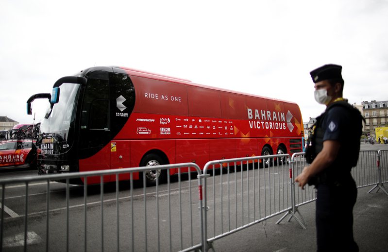 環法自由車賽參賽隊伍巴林勝利車隊捲入禁藥疑雲，昨在南法包市（Pau）遭到法國警察搜索車隊巴士。 路透社
