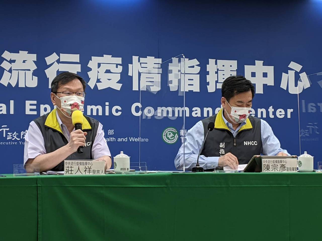 陳宗彥（右）表示，目前會根據疫苗抵台時程做規劃，目前未來四輪將以施打AZ疫苗為主。記者謝承恩／攝影