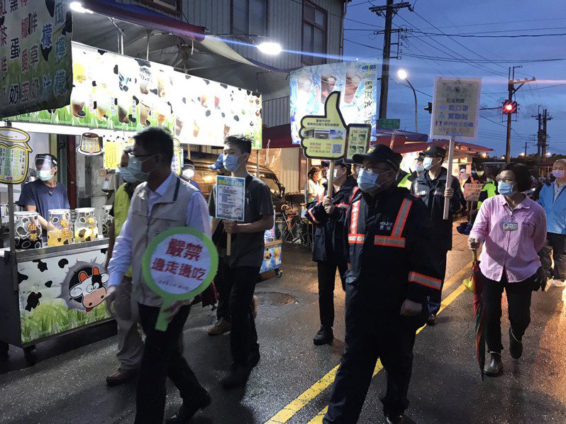 台南佳里夜市今天晚上復業首日，雖然下雨仍有50攤營業，佳里警分局會同相關單位加強稽查宣導。記者吳淑玲／翻攝