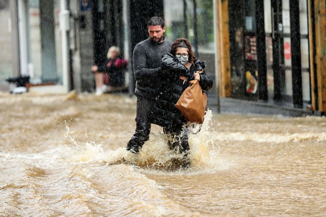 圖為比利時遭淹水所困的民眾。 圖／法新社