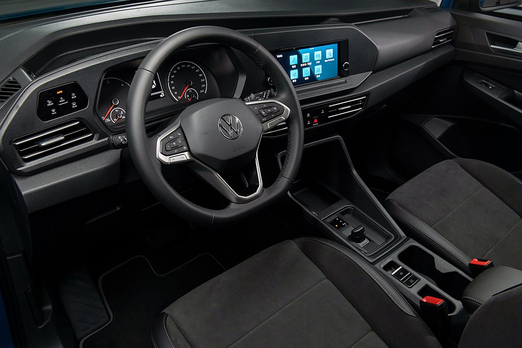全新福斯商旅Caddy Maxi充滿現代感同時兼顧實用機能性的車室座艙，採用福斯...