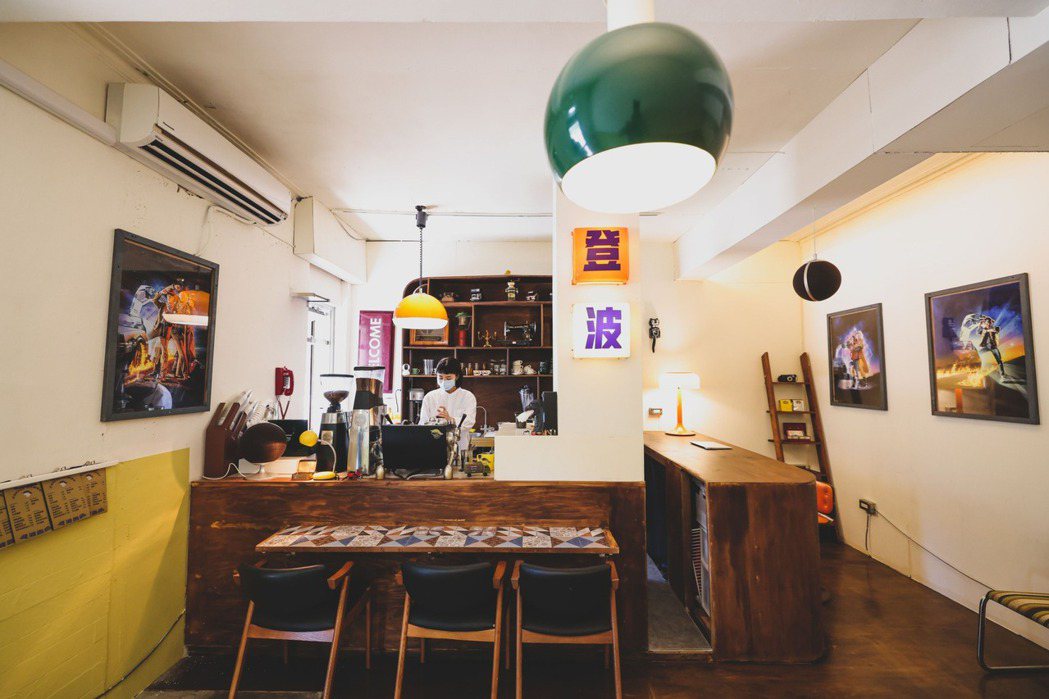 登波咖啡內的吧台、櫃體由Sunny與夥伴一起親手製作完成。 圖／李政龍攝影