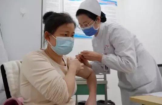 中國昨天新增新冠確診病例36例，均為境外移入病例。圖為民眾施打疫苗示意圖。新華社