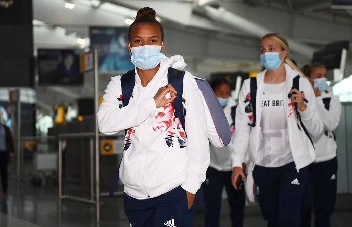 國際奧會主席警告，東奧頒獎台上禁止政治示威，圖為英國女足隊有意在奧運比賽時屈膝表達反種族歧視訴求。
