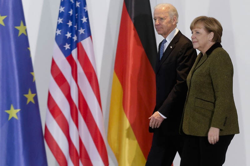 德國總理梅克爾（右）2013年2月1日和時任美國副總統的拜登（左）在柏林總理官邸同行。美聯社