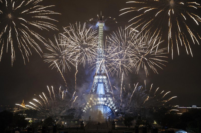 法国当局14日国庆日当天在巴黎铁塔附近施放烟火。（美联社）(photo:UDN)