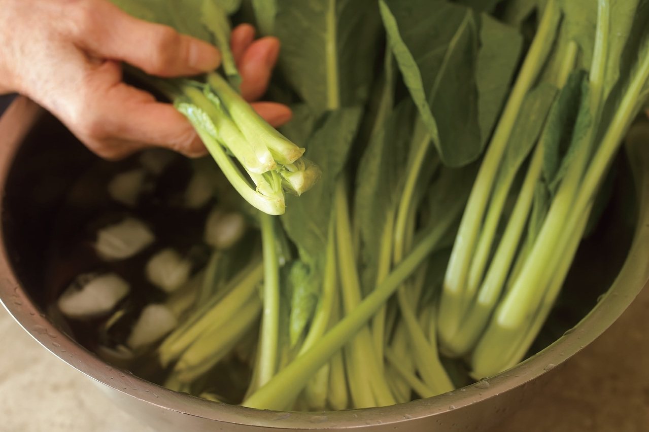 無論是小松菜、菠菜或青江菜，記得都要先用刀子在菜梗根部劃十字，再於冷水中浸泡一會兒。讓蔬菜變得爽脆。  圖/出版社提供
