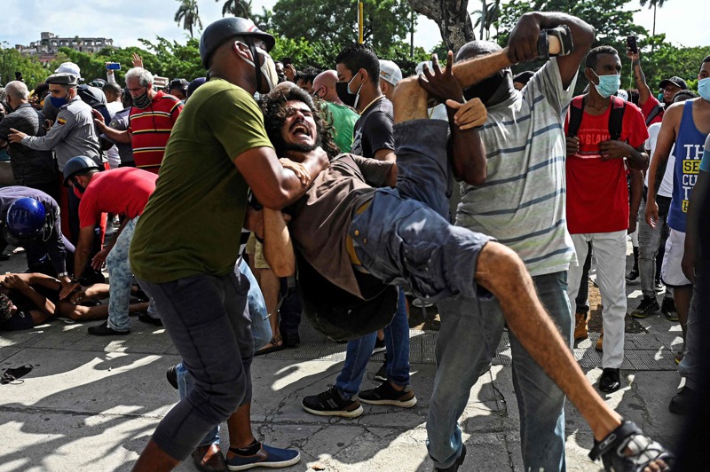 一名示威男子11日在首都哈瓦納參與反政府示威，被便衣刑警逮捕。法新社