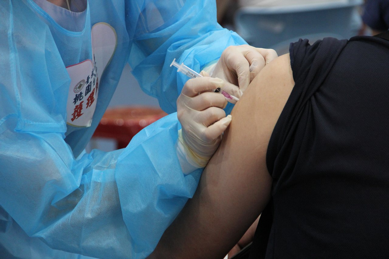 醫護人員、住院病人與陪病者，若完整接種2劑疫苗滿14天，可免強制採檢。圖為台灣民眾施打疫苗。