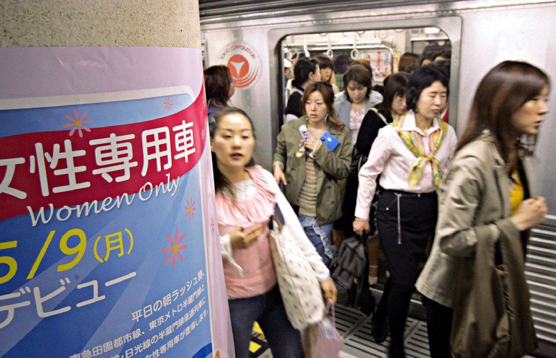 隨著對LGBT的尊重意識興起，日本大型私人鐵道業者研議把「女性專用」車廂變更為「多目的」車廂，但遭學者投書質疑。美聯社