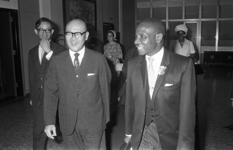 1969年史國副總理蘇卡蒂（前右）夫婦來訪。外交部常務次長沈劍虹（前左）至機場歡迎。圖／聯合報系資料照片