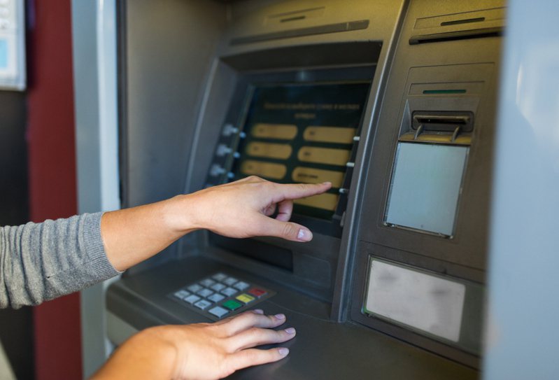 一名女網友發現郵局存摺多了一萬多元，向銀行連繫後但對方處理方式卻讓她很傻眼。 圖片來源／ingimage