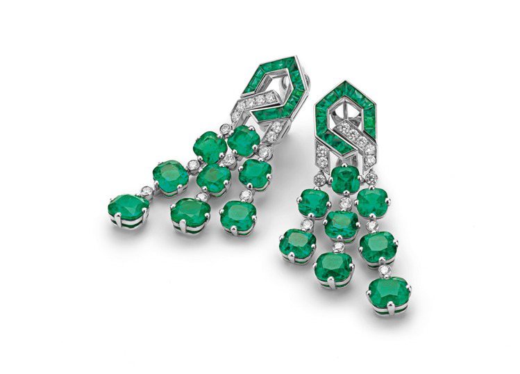 BVLGARI頂級祖母綠與鑽石垂墜耳環，鉑金鑲嵌16顆枕形切割祖母綠(總重約21.52克拉)、30顆buff-top凸圓形切割祖母綠(總重約1.8克拉)、鑽石。圖／寶格麗提供