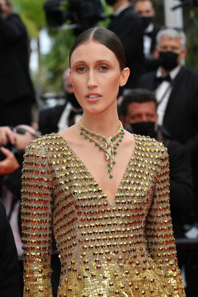時尚名人Anaa Cleveland配戴寶格麗珠寶出席第74屆坎城影獎紅毯。圖／取自IG @bulgari